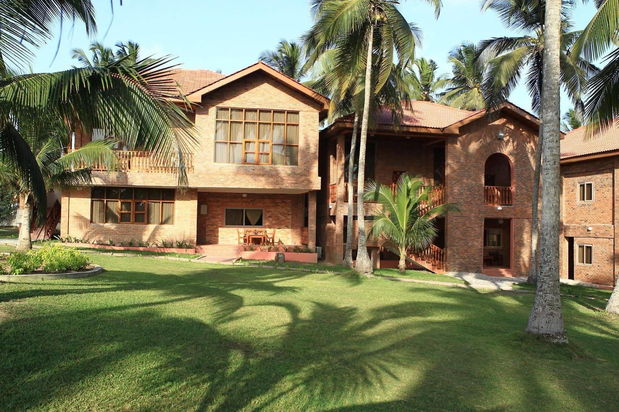 Coconut Grove Beach Resort Elmina Exteriör bild