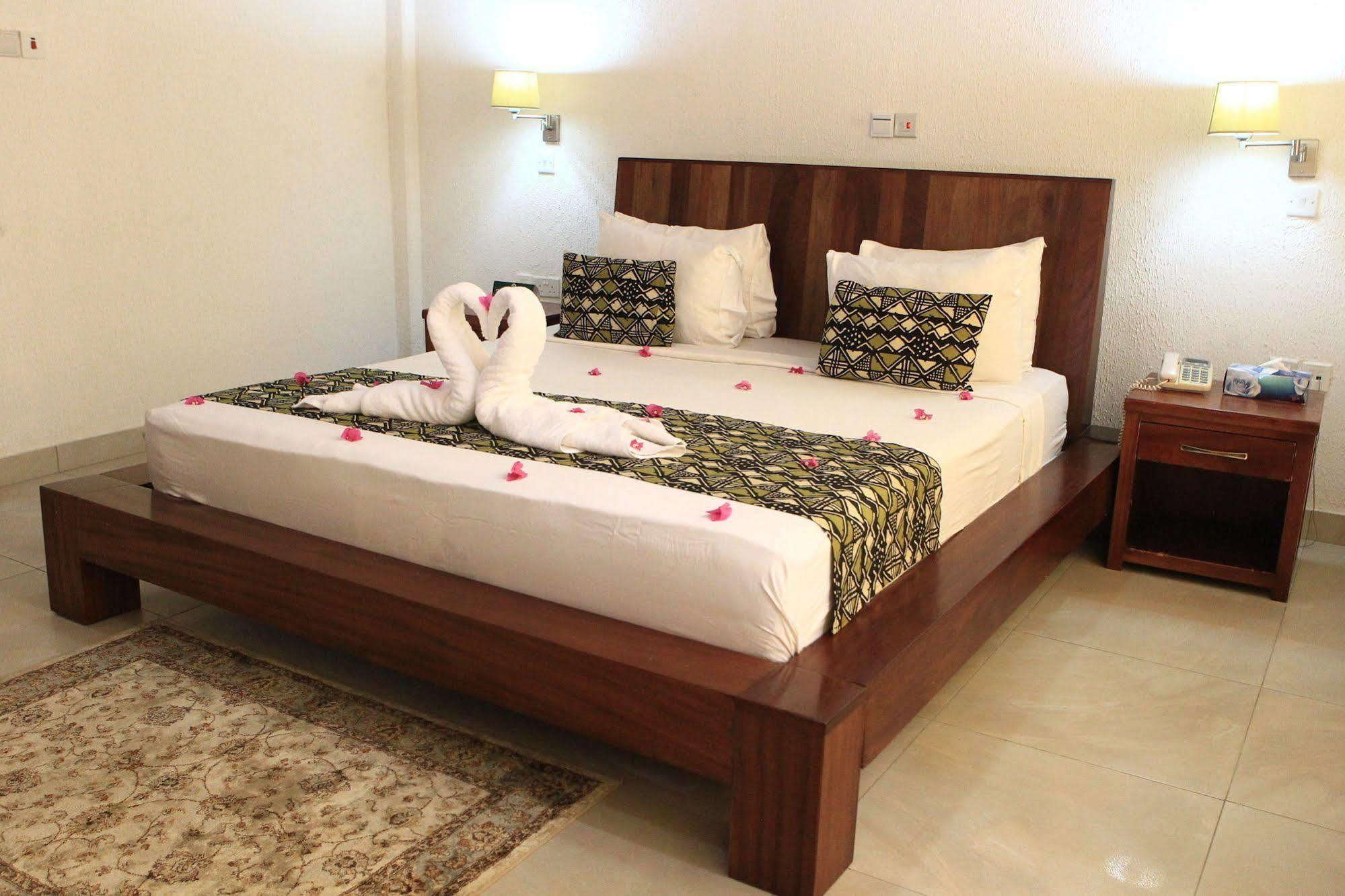 Coconut Grove Beach Resort Elmina Exteriör bild
