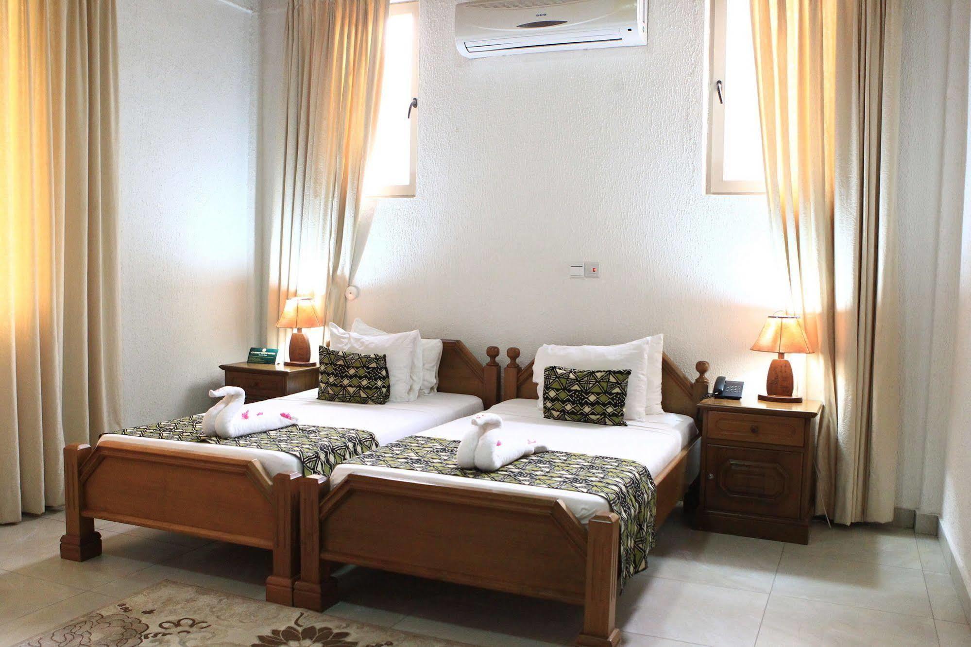 Coconut Grove Beach Resort Elmina Exteriör bild