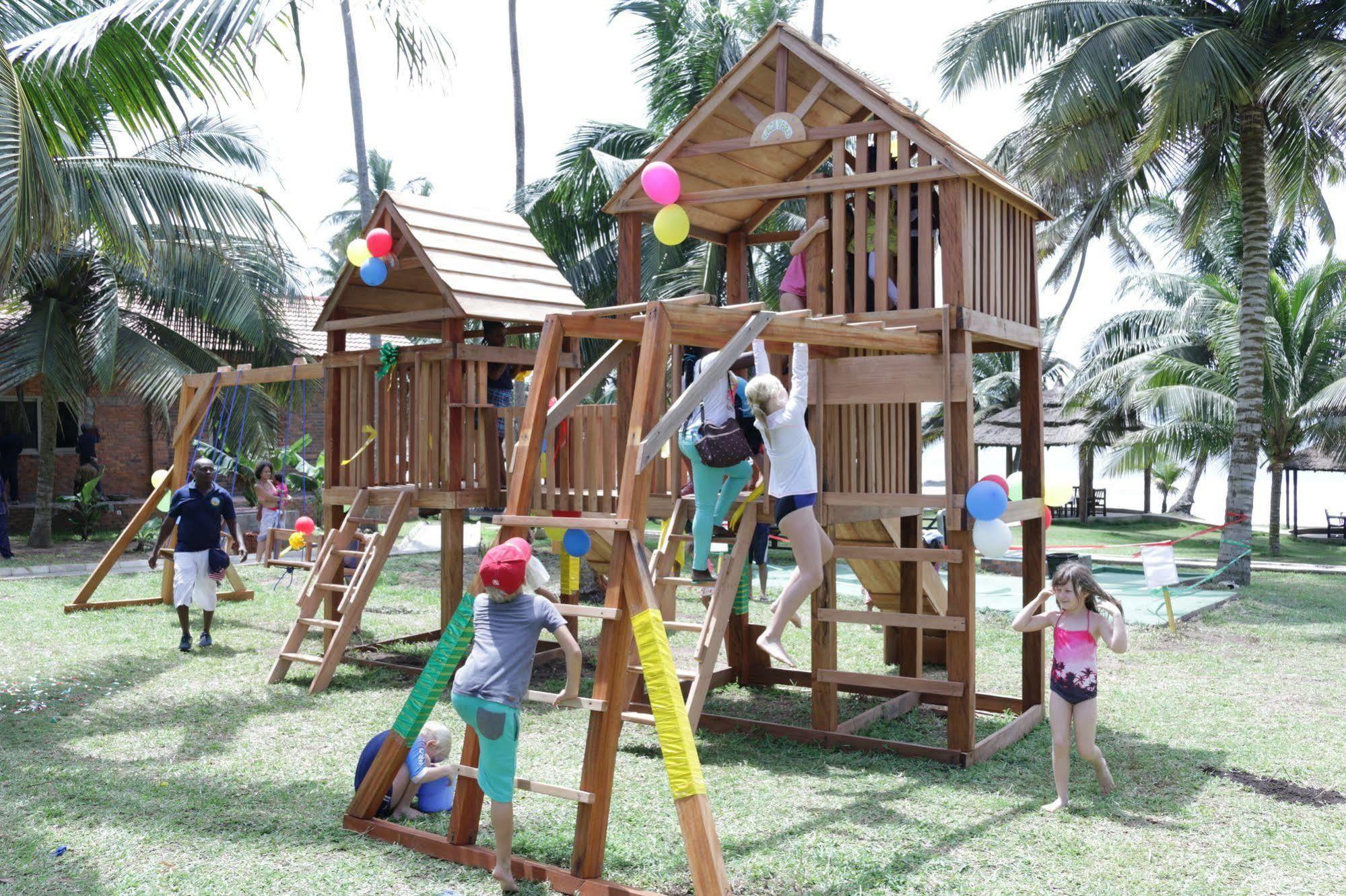 Coconut Grove Beach Resort Elmina Exteriör bild