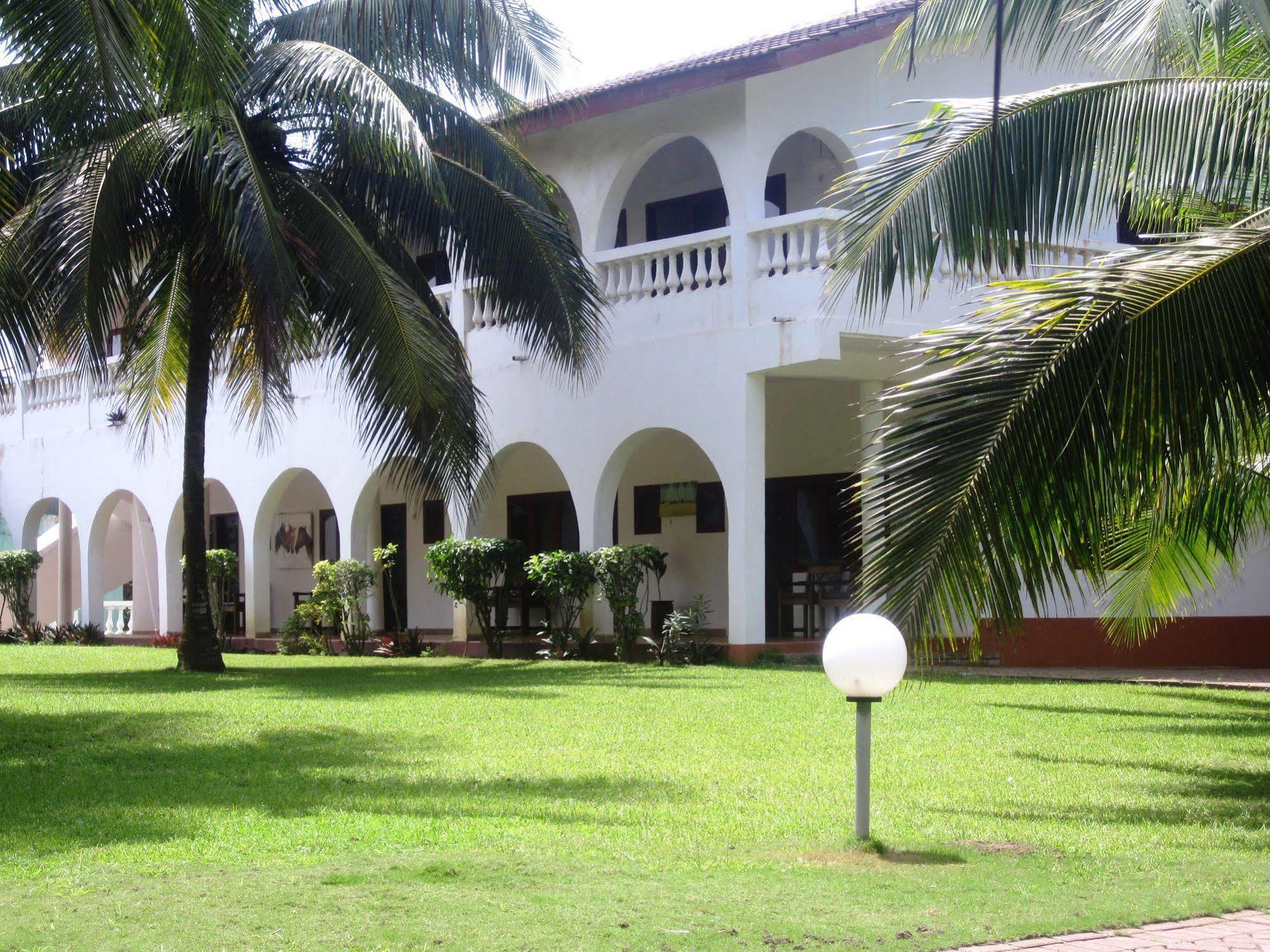 Coconut Grove Beach Resort Elmina Exteriör bild